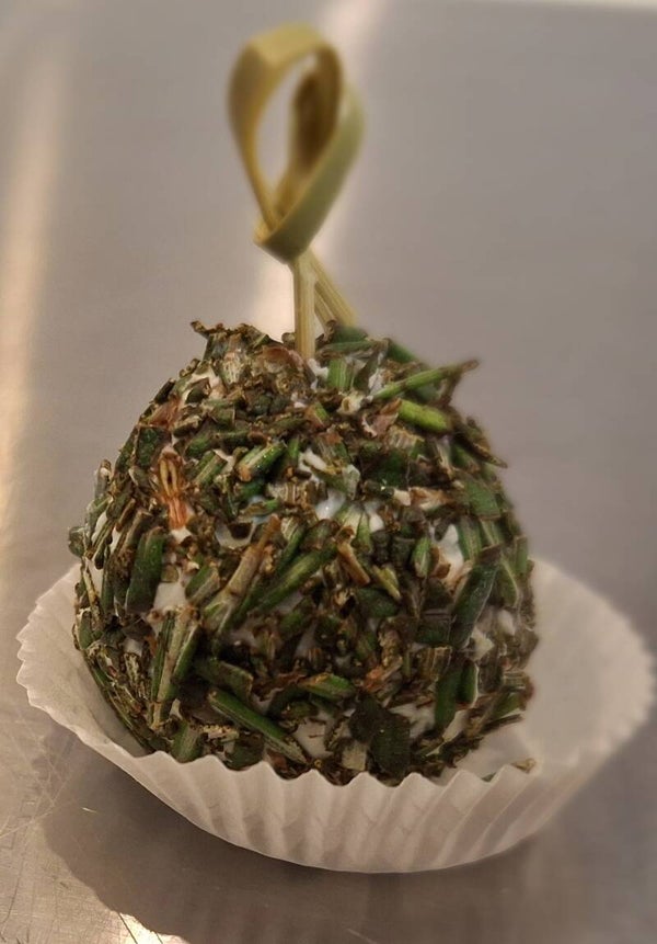 Geitenkaasbonbon met rozemarijn en cranberrie compote