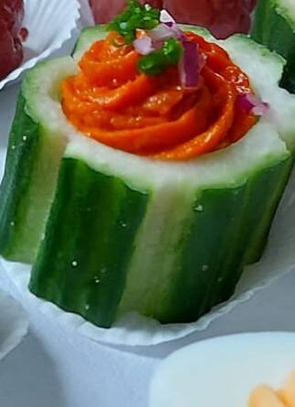 Komkommer met filet americain, rode ui en bieslook