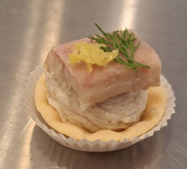Huisgemaakte palingmousse afgetopt met paling, dille en citroenrasp