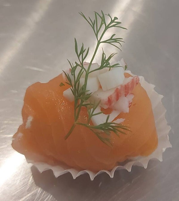 Zalmbonbon met roomkaas en krabsticks