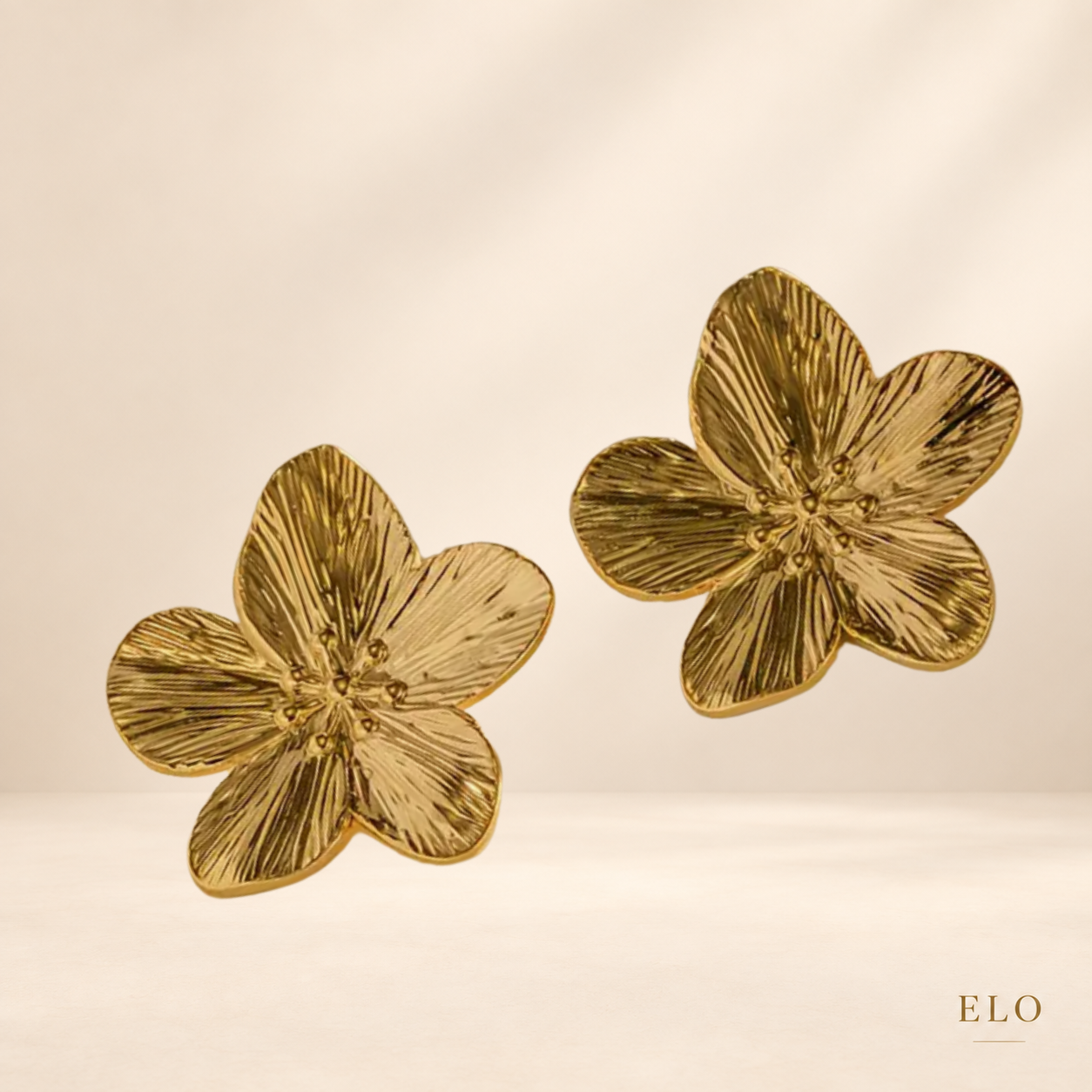 IRIS – Boucles d’oreilles fleurs dorées