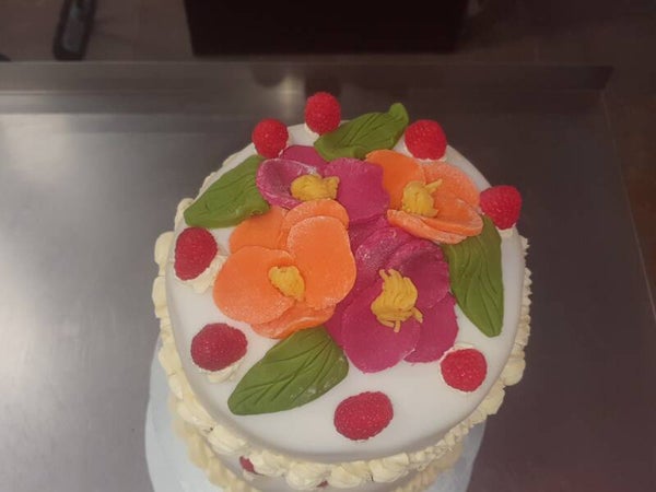 Bruidstaart fleurige bloemen