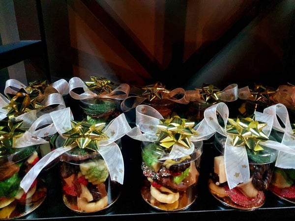 Koker gevuld met kerstchocolade