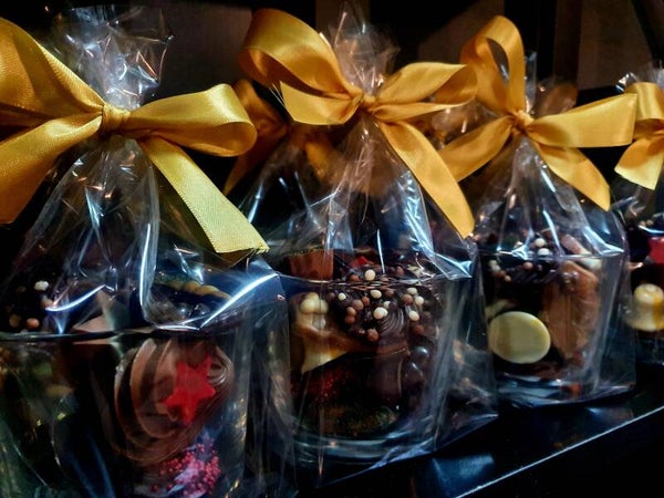 Laag vaasje gevuld met kerstchocolade