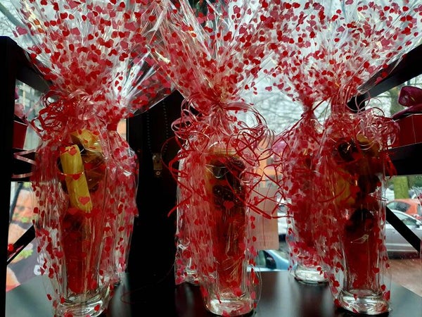 Hoog vaasje gevuld met roombonbons