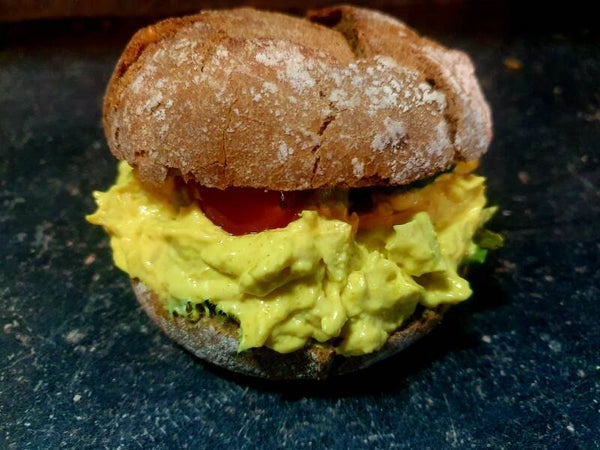 Bruine bol kip-kerrie salade