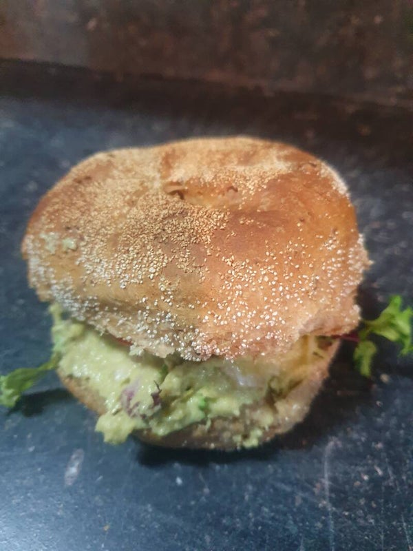 Vegan belegd broodje hummus  "bruin"