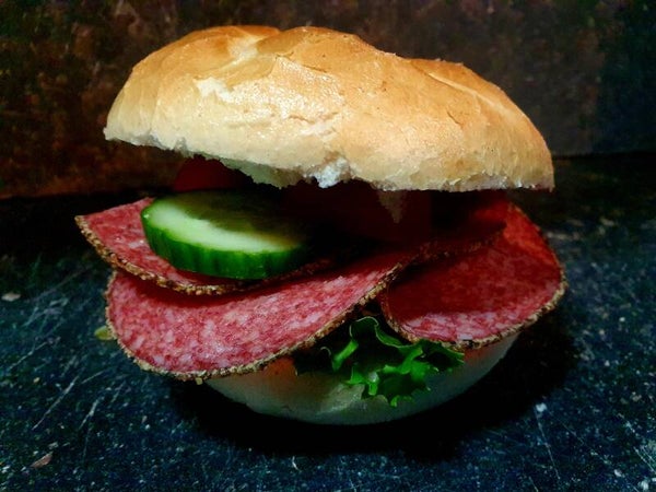 Kaiserbroodje peper cervelaat worst