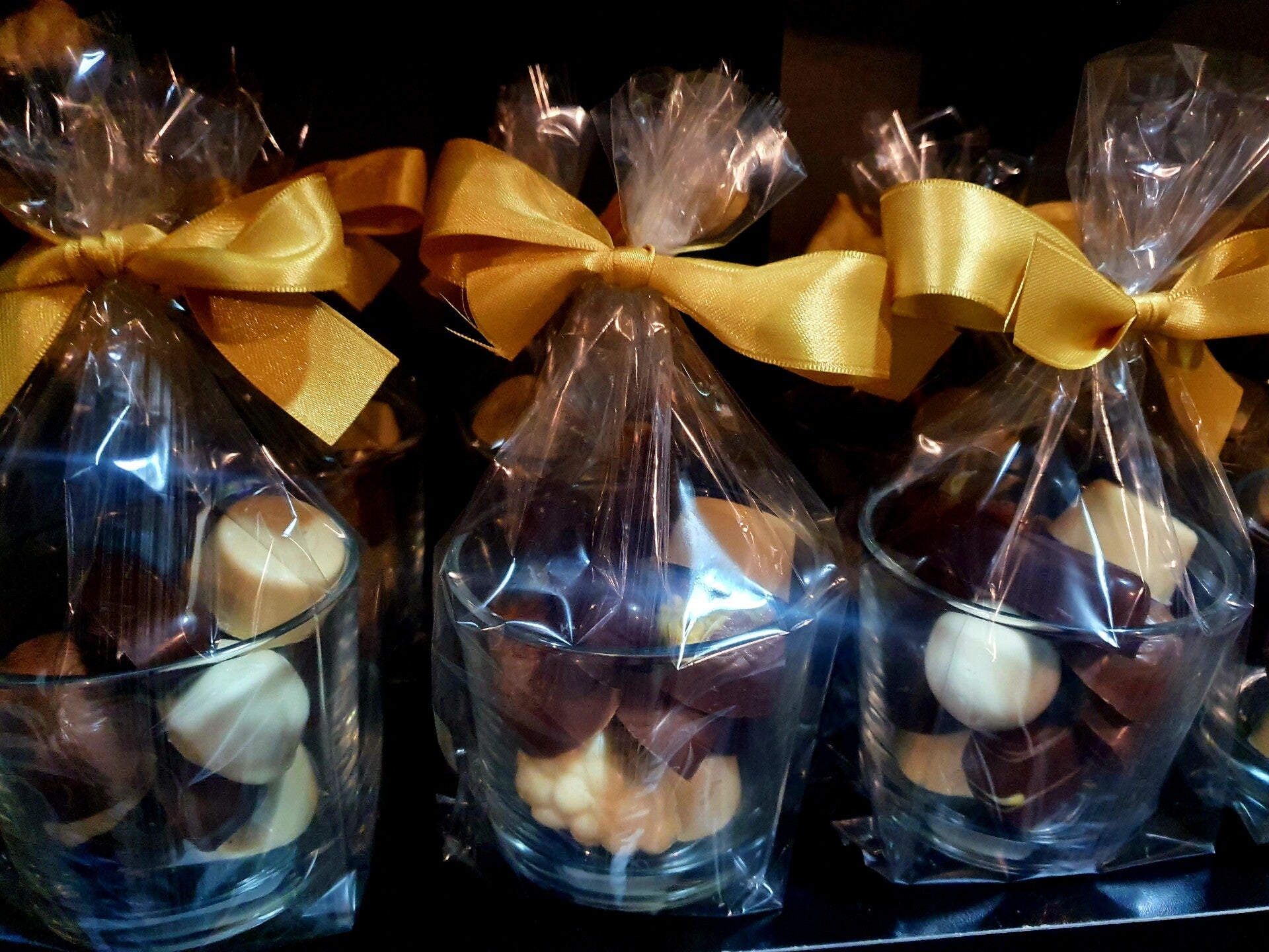 Laag vaasje gevuld met bonbons