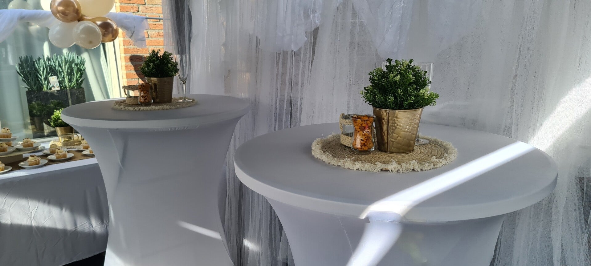 Statafel met witte statafel rok