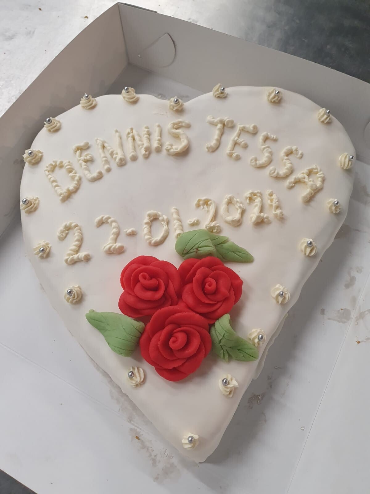 Bruidstaart hart met rode rozen