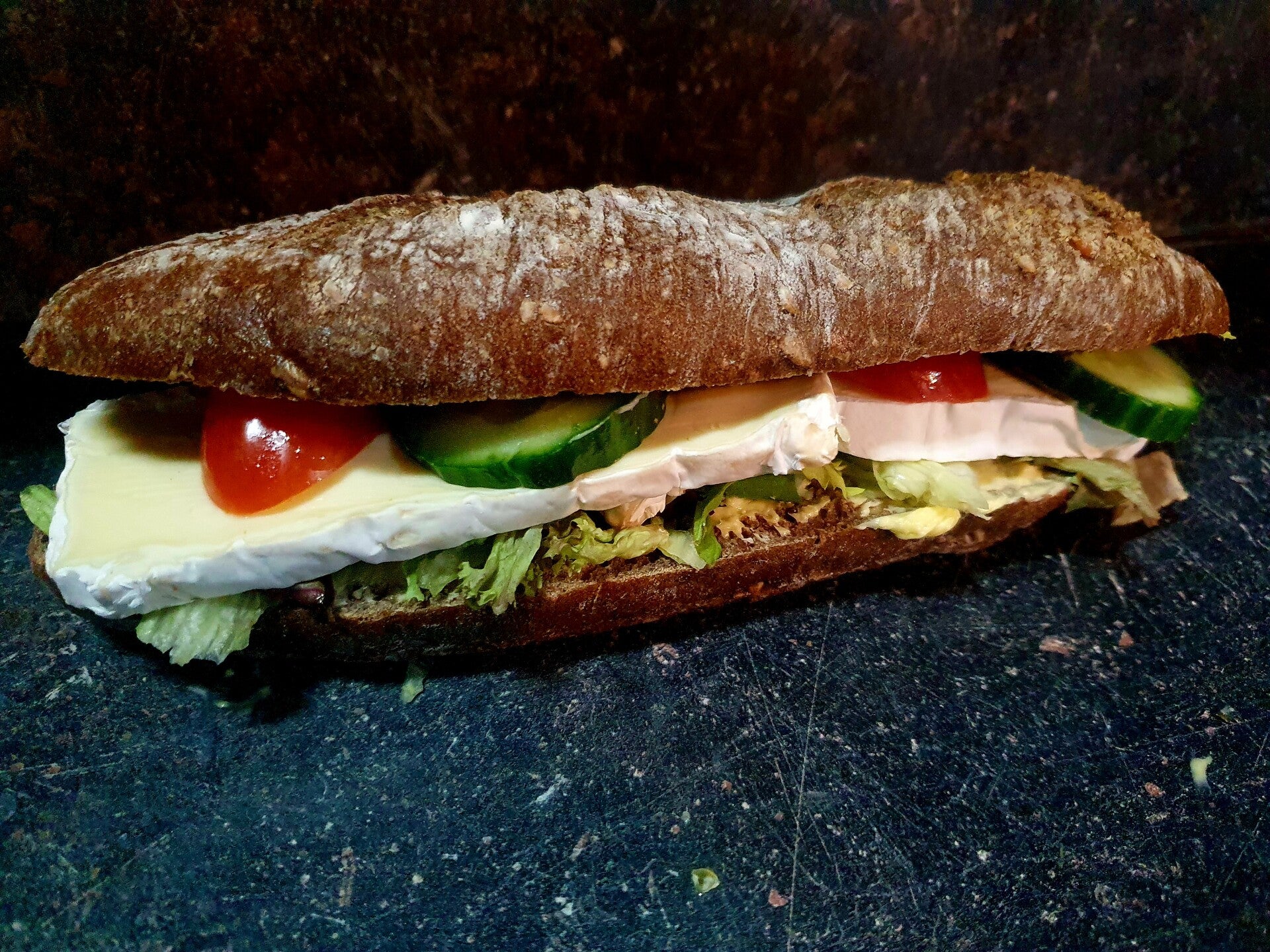 Dark pistolet belegd Brie