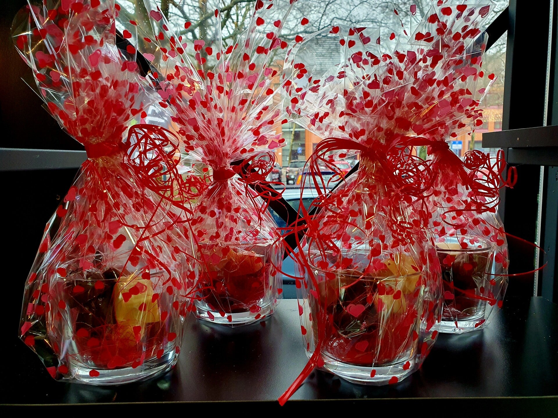 Glazen potje gevuld met roombonbons