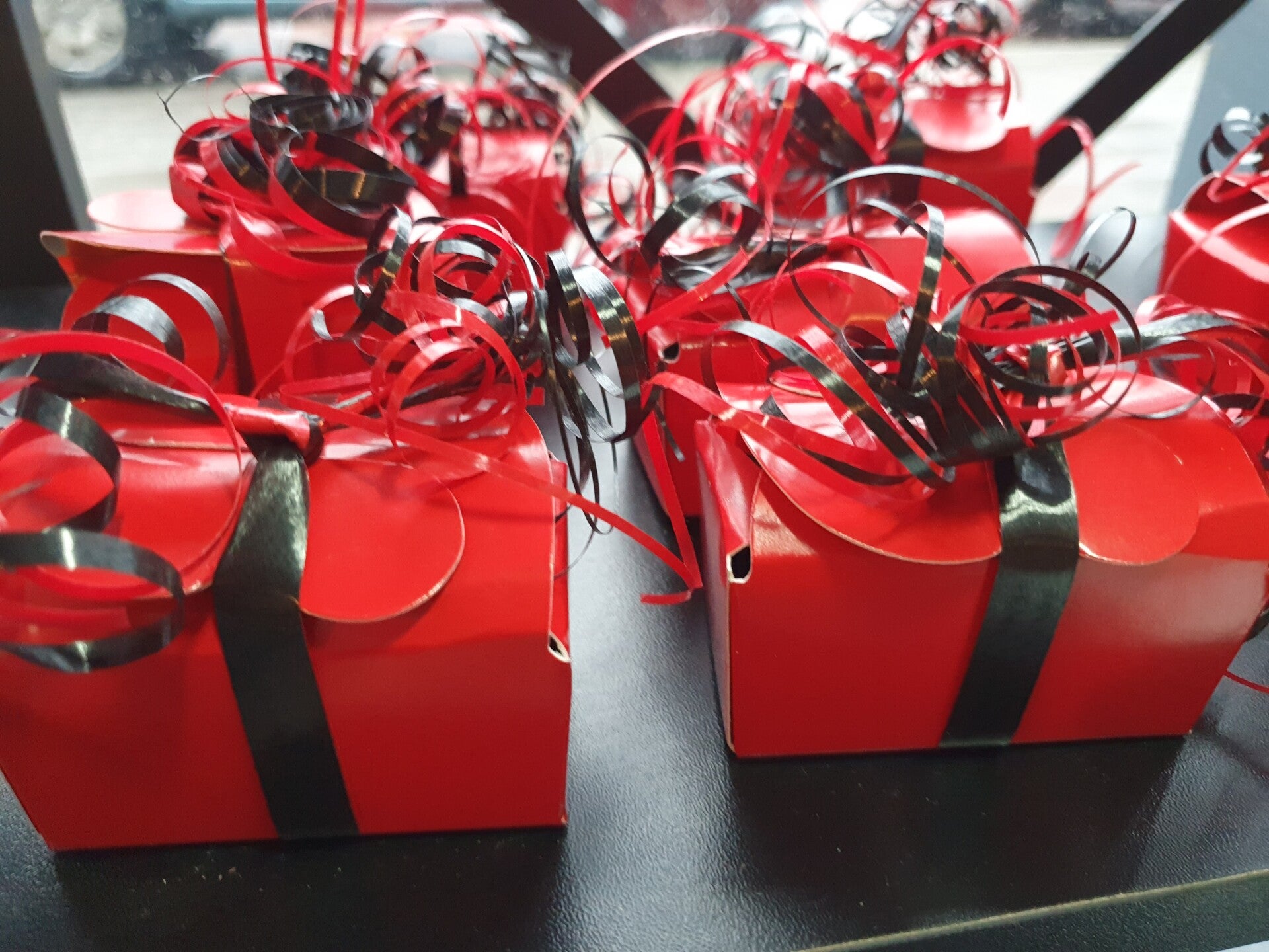 Rood doosje gevuld met 2 bonbons