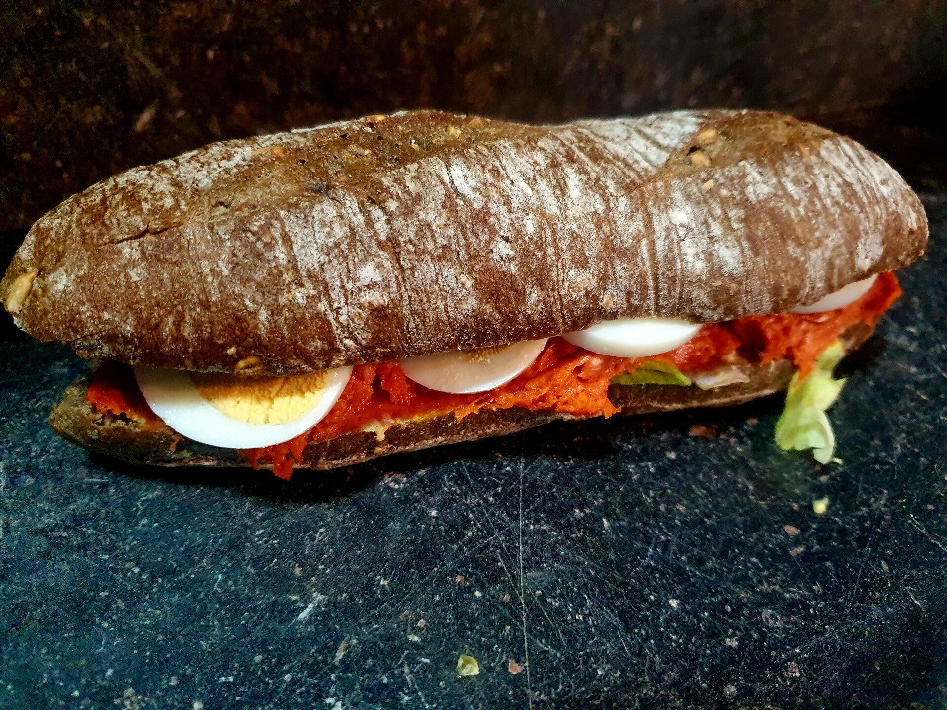 Dark pistolet belegd filet american