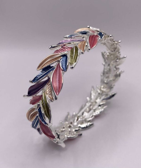 Enamelled stretch bangle.