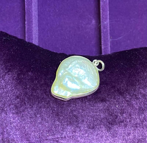 Irregular freshwater pearl pendant