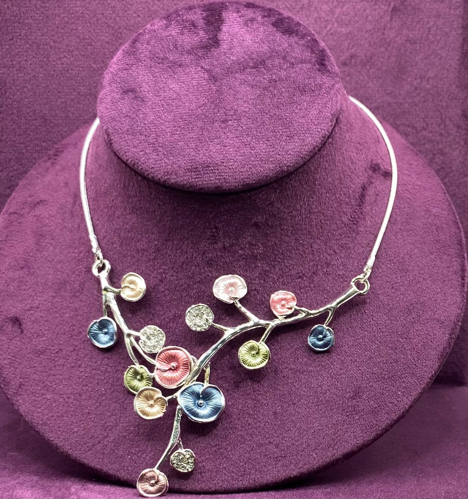 Enamelled necklace