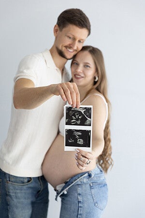 baby scan maternity photo shoot