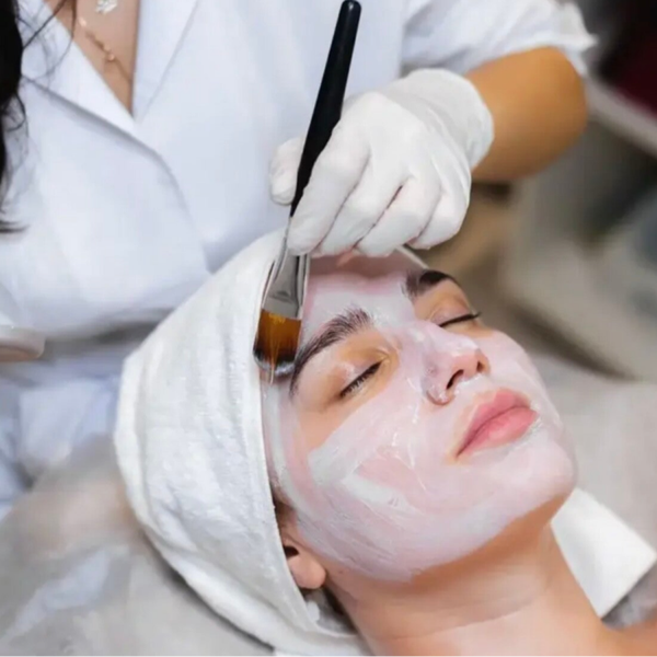 Klassische Gesichtspflege mit Mikrodermabrasion und Enzympeeling