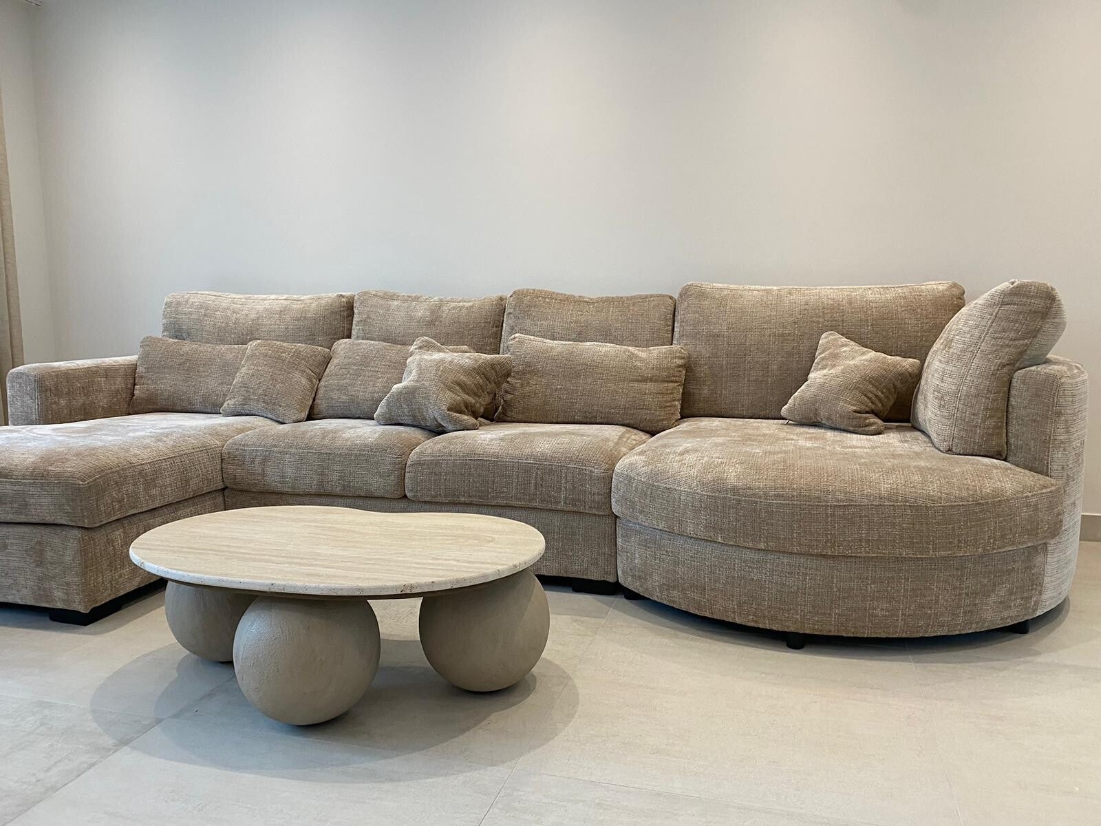 TRAVERTINE salontafel beton cire bolpoten x Daniëlle de Ridder