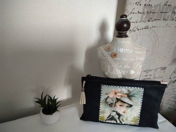 Pochette femme rétro en daim noire 'bazar d'une fille organisée'