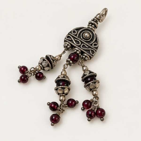 oosterse hanger in zilver met granaatsteentjes
