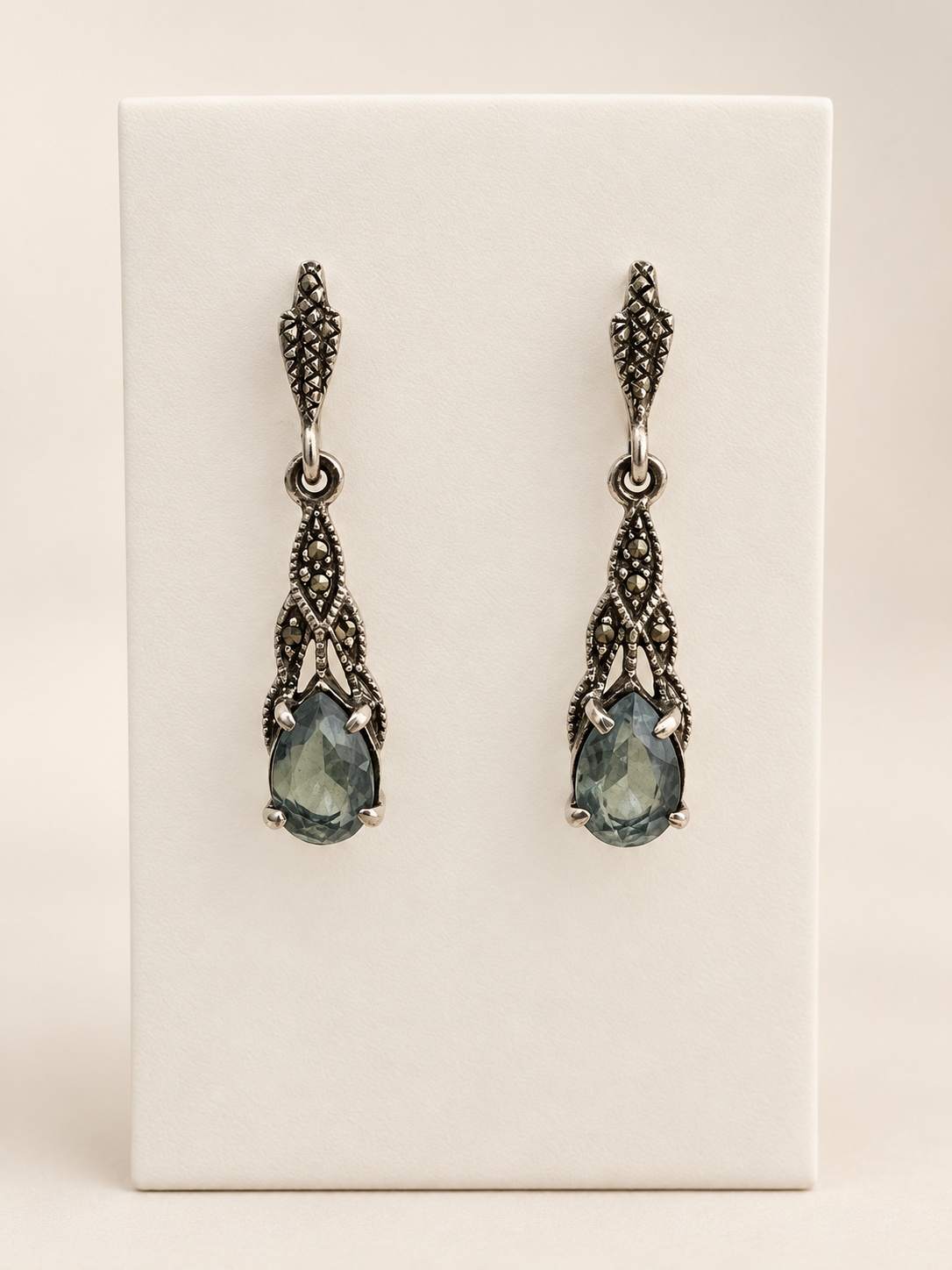 Marcasite oorbellen met blauwe topaas