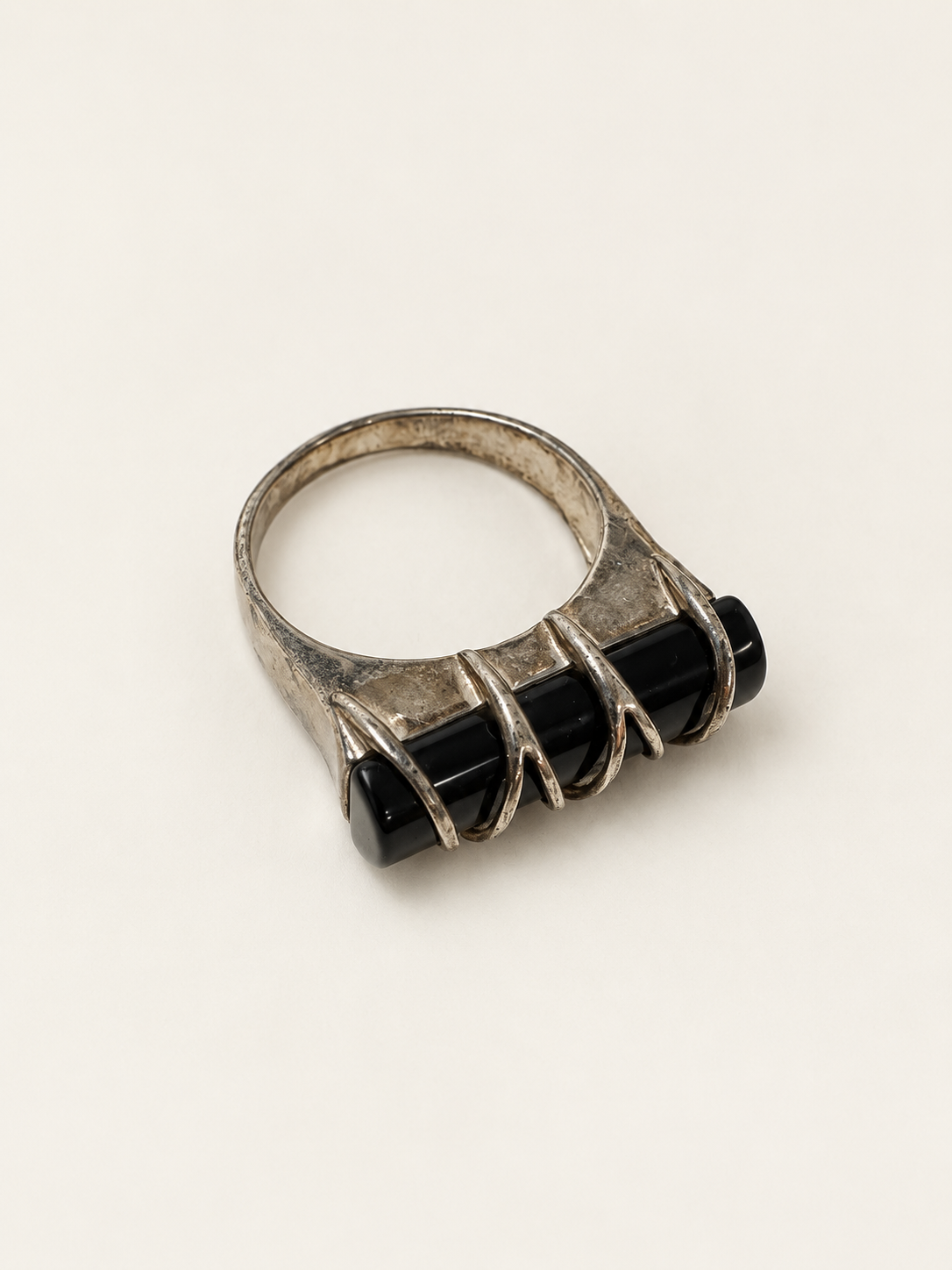 Ring met onix staafje