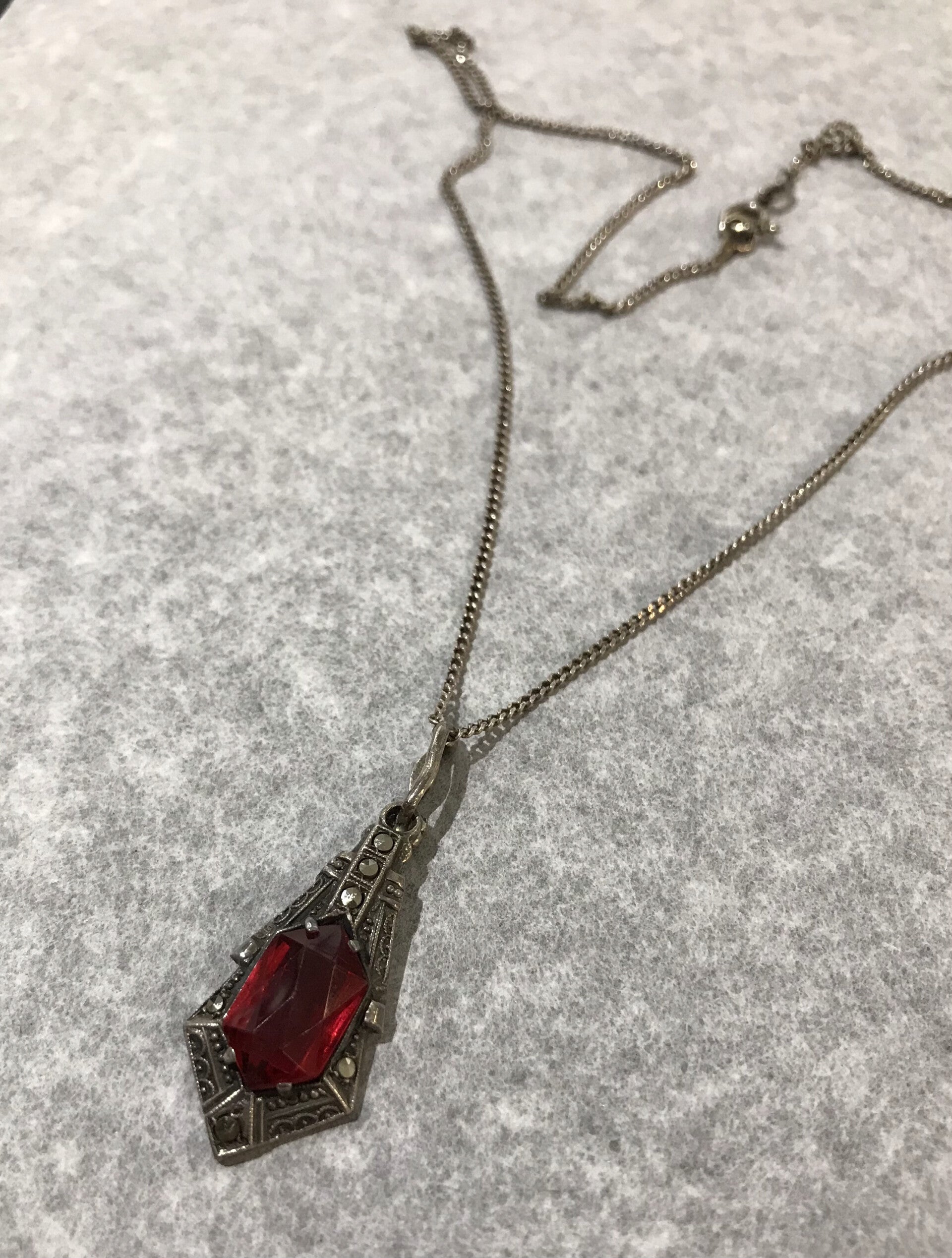 Art deco stijl hanger met marcasite en een robijn