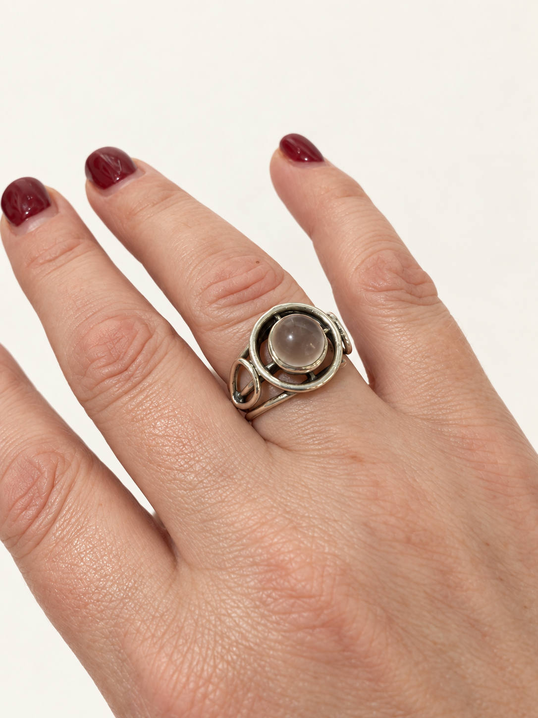 Ring in draadwerk met maansteen