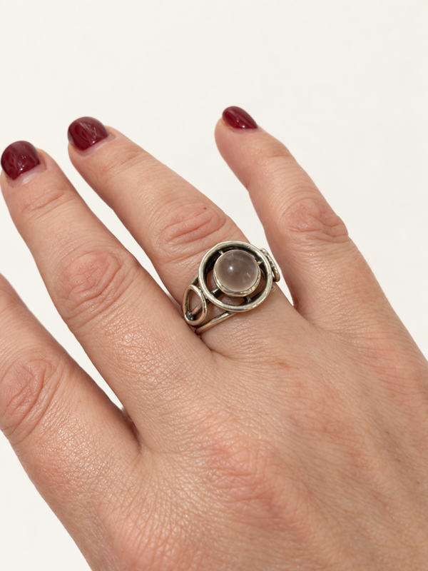 Ring in draadwerk met maansteen