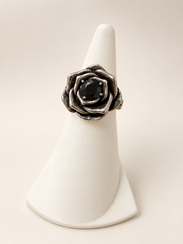 Zilveren ring met roos en onix steen