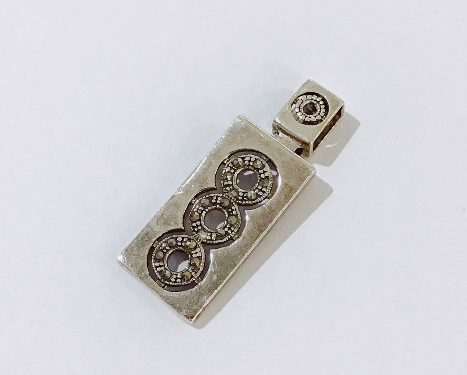 Strakke zilveren hanger mer marcasite