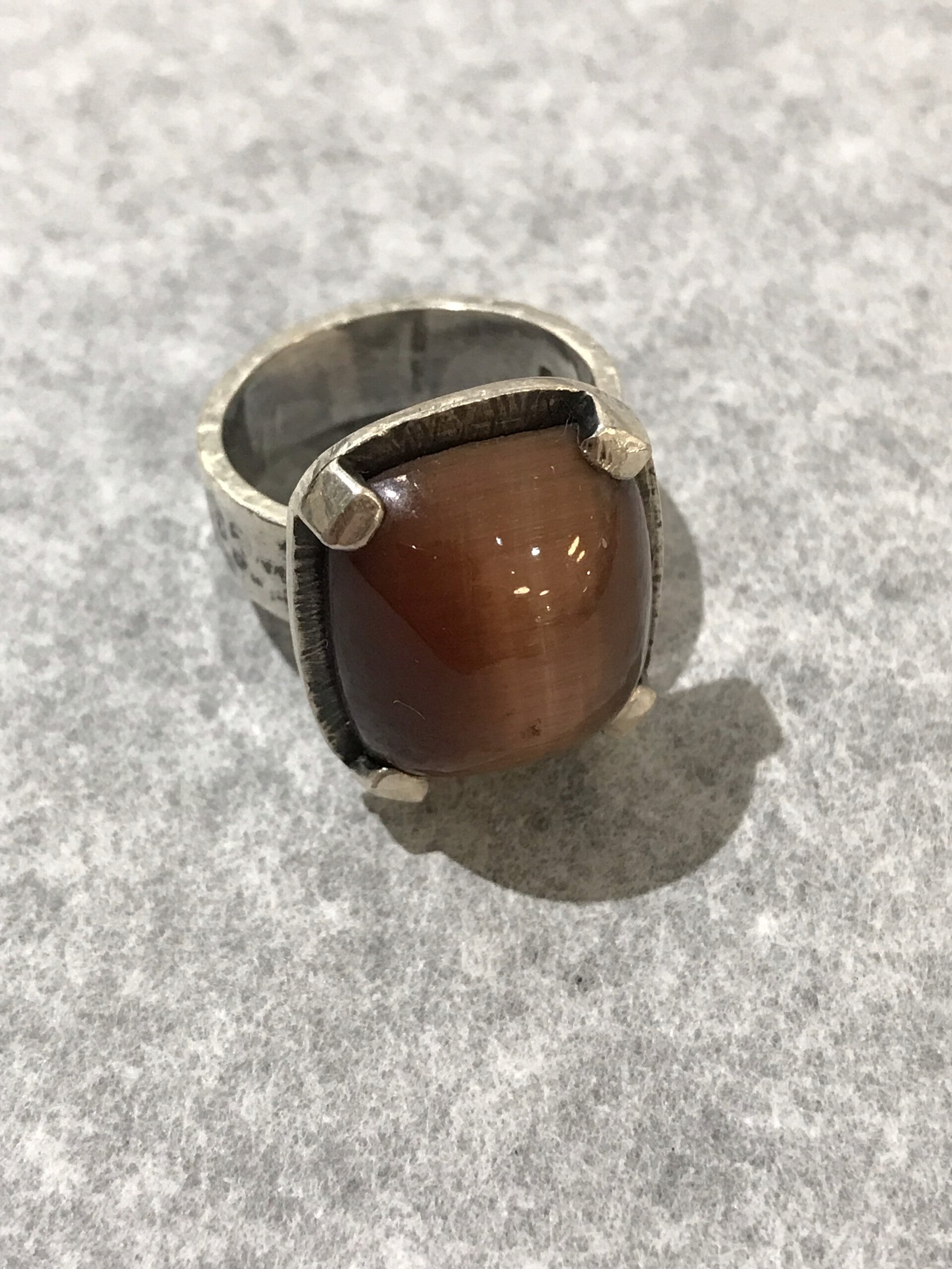 stoere statement ring met bruine steen