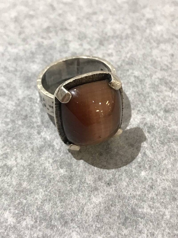 stoere statement ring met bruine steen