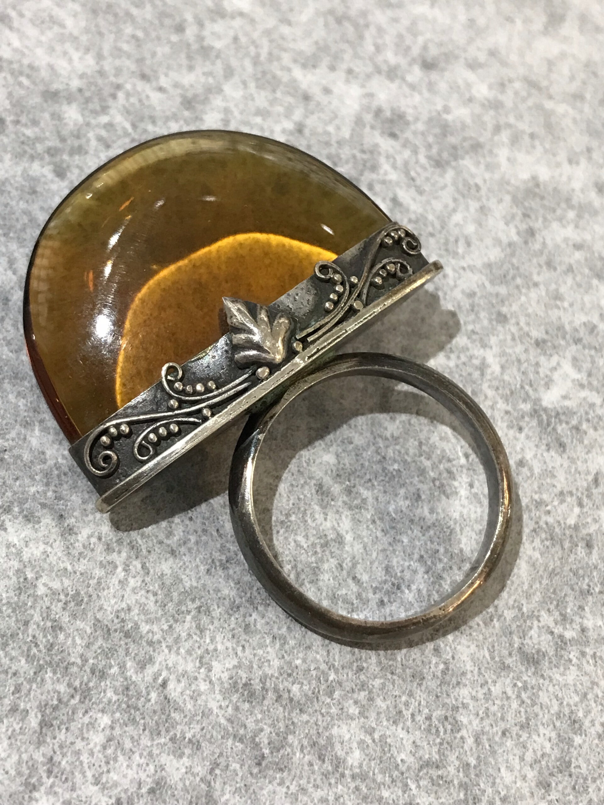 Bijzondere ring met barnsteenkleurige steen