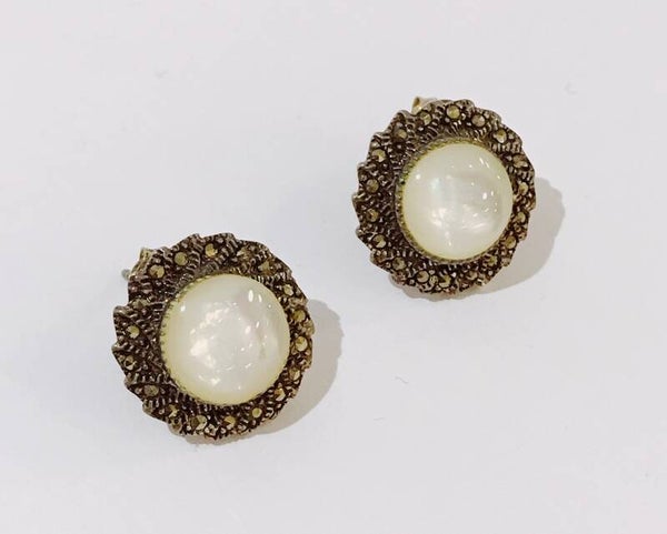 oorbellen met marcasite en witte parelmoer