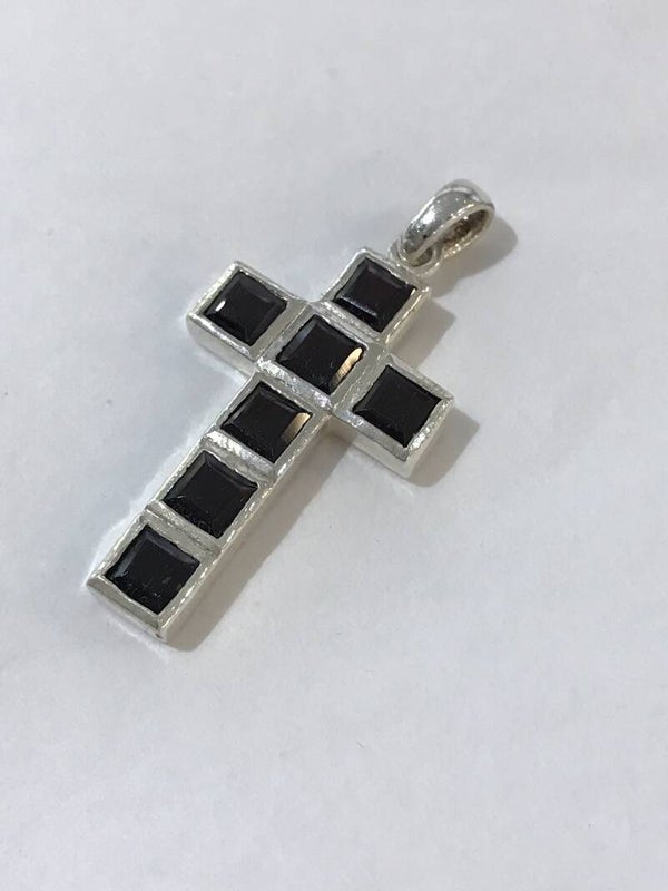 kruis in sterling silver met granaatstenen