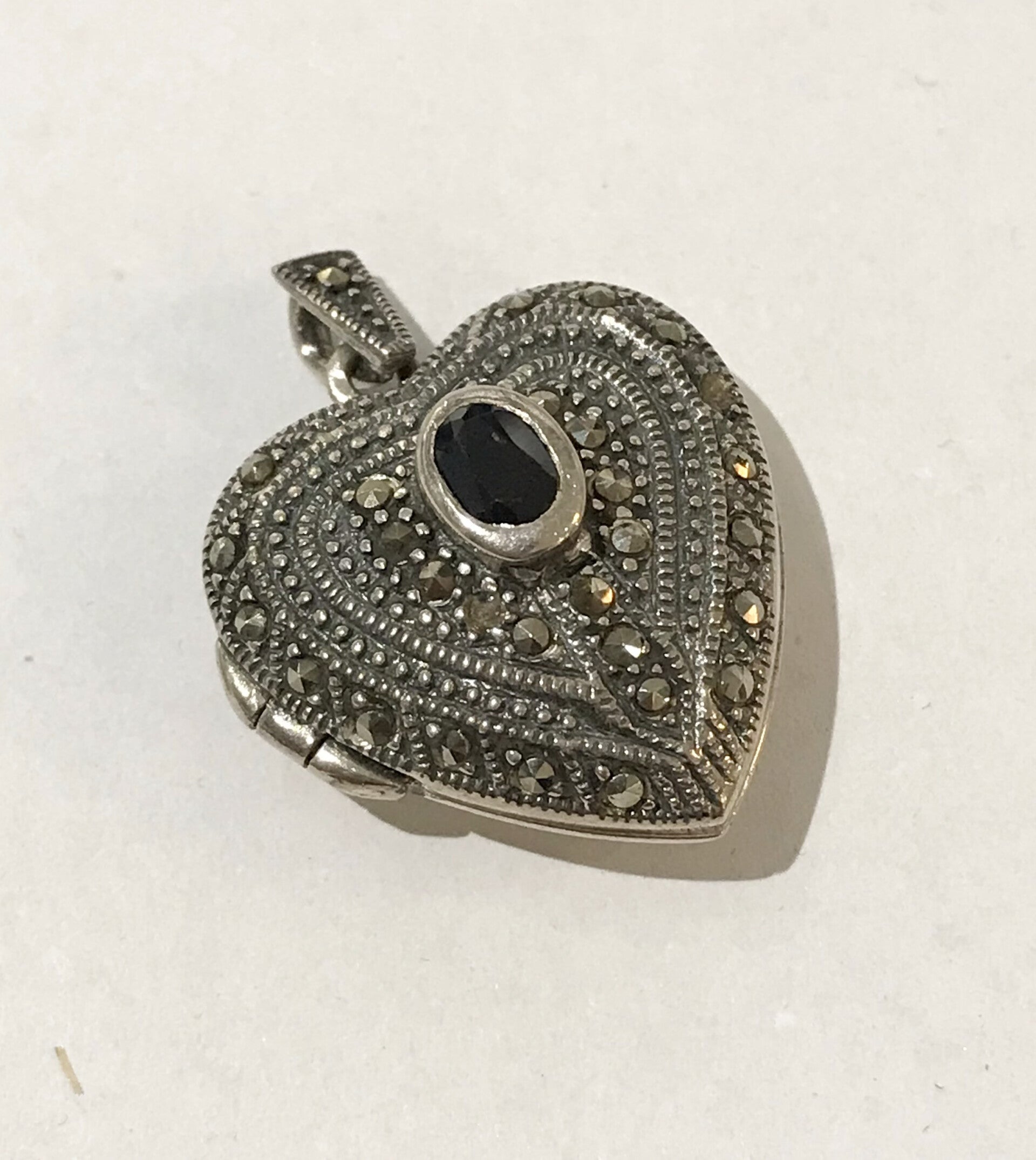 medaillon met marcasite steentjes en een groter Onix steentje