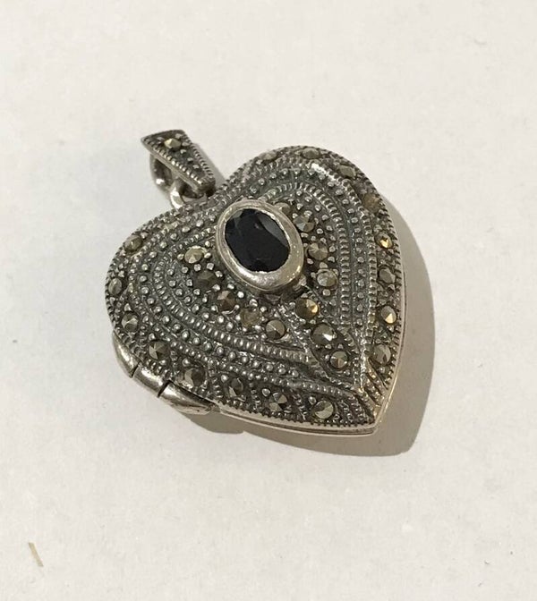 medaillon met marcasite steentjes en een groter Onix steentje
