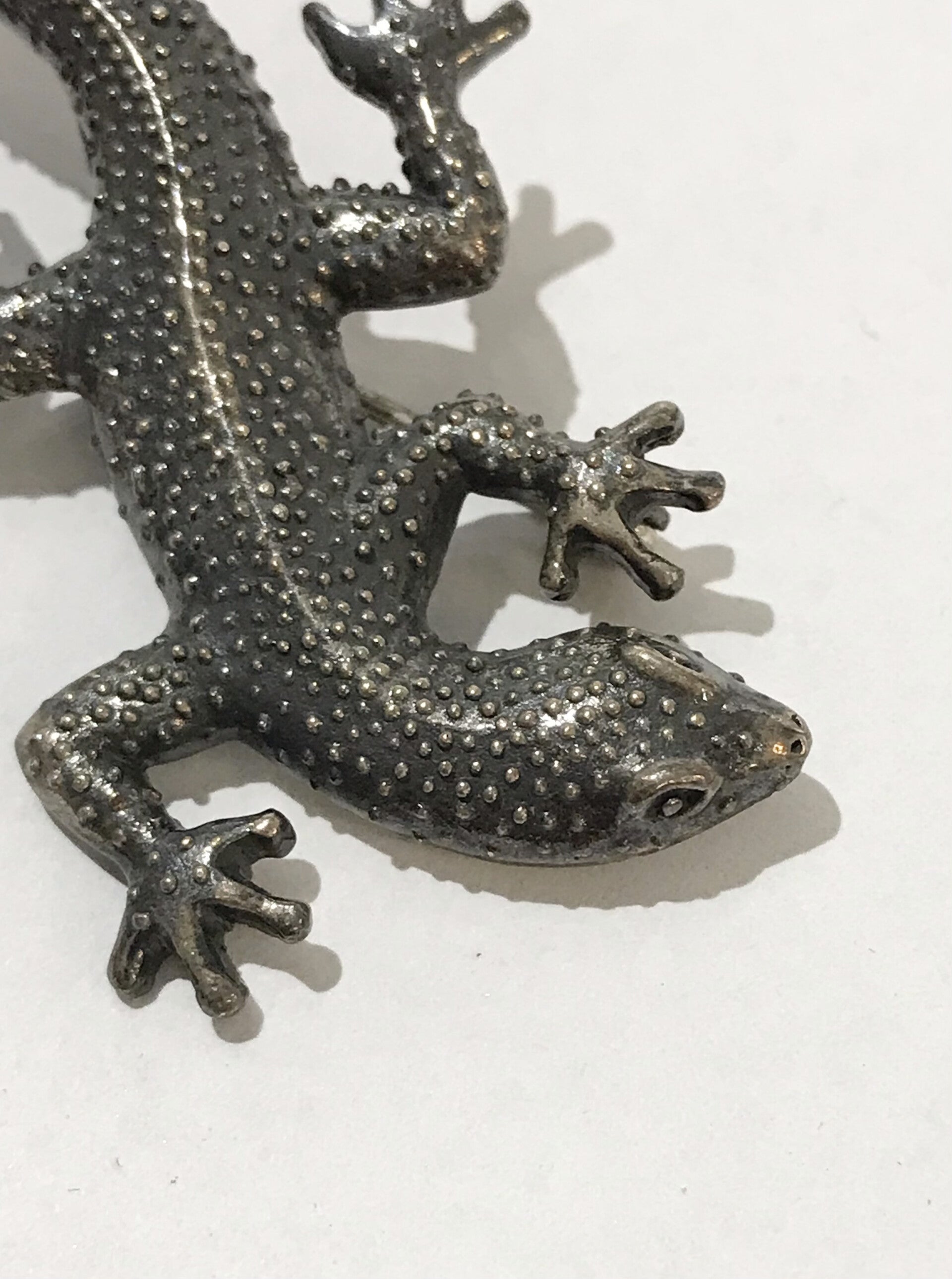 Zilveren gekko broche