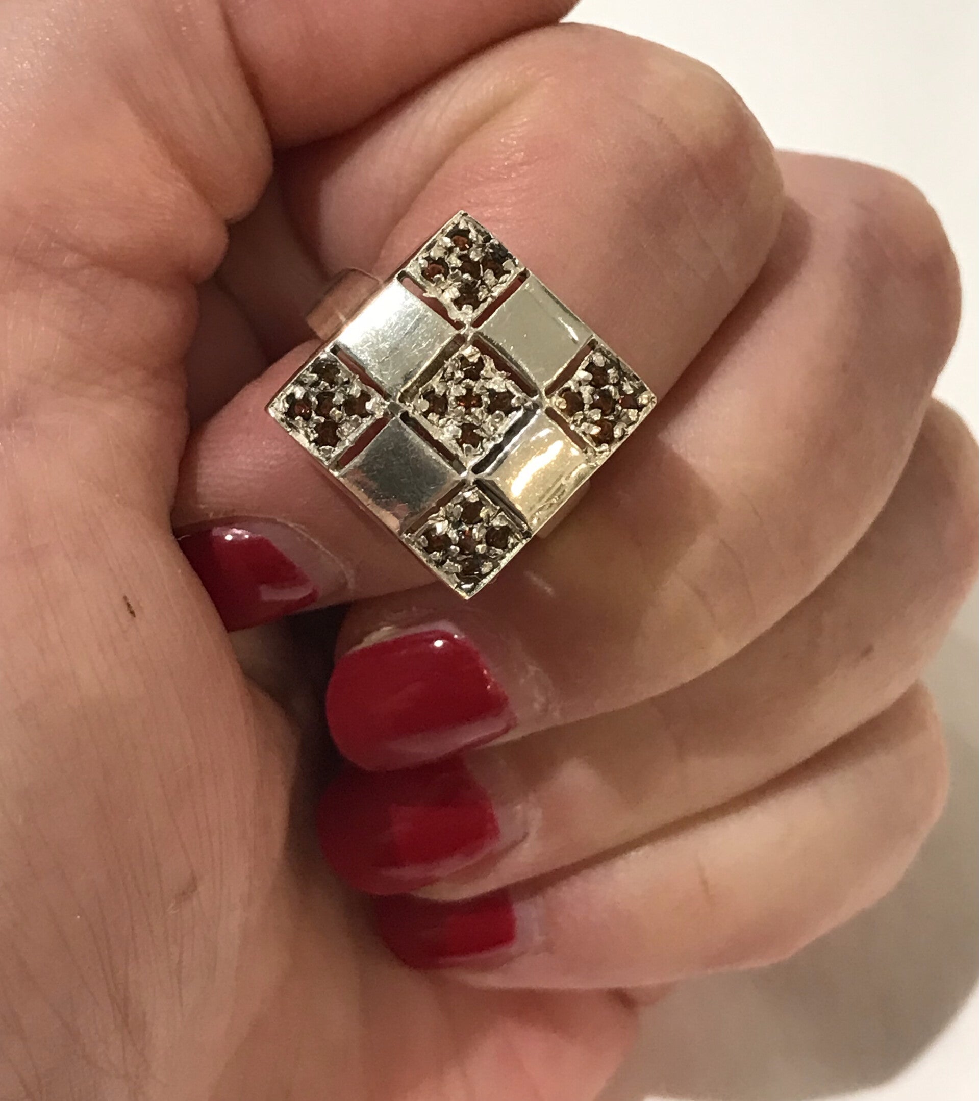 square ring met mini oranje-rode steentjes