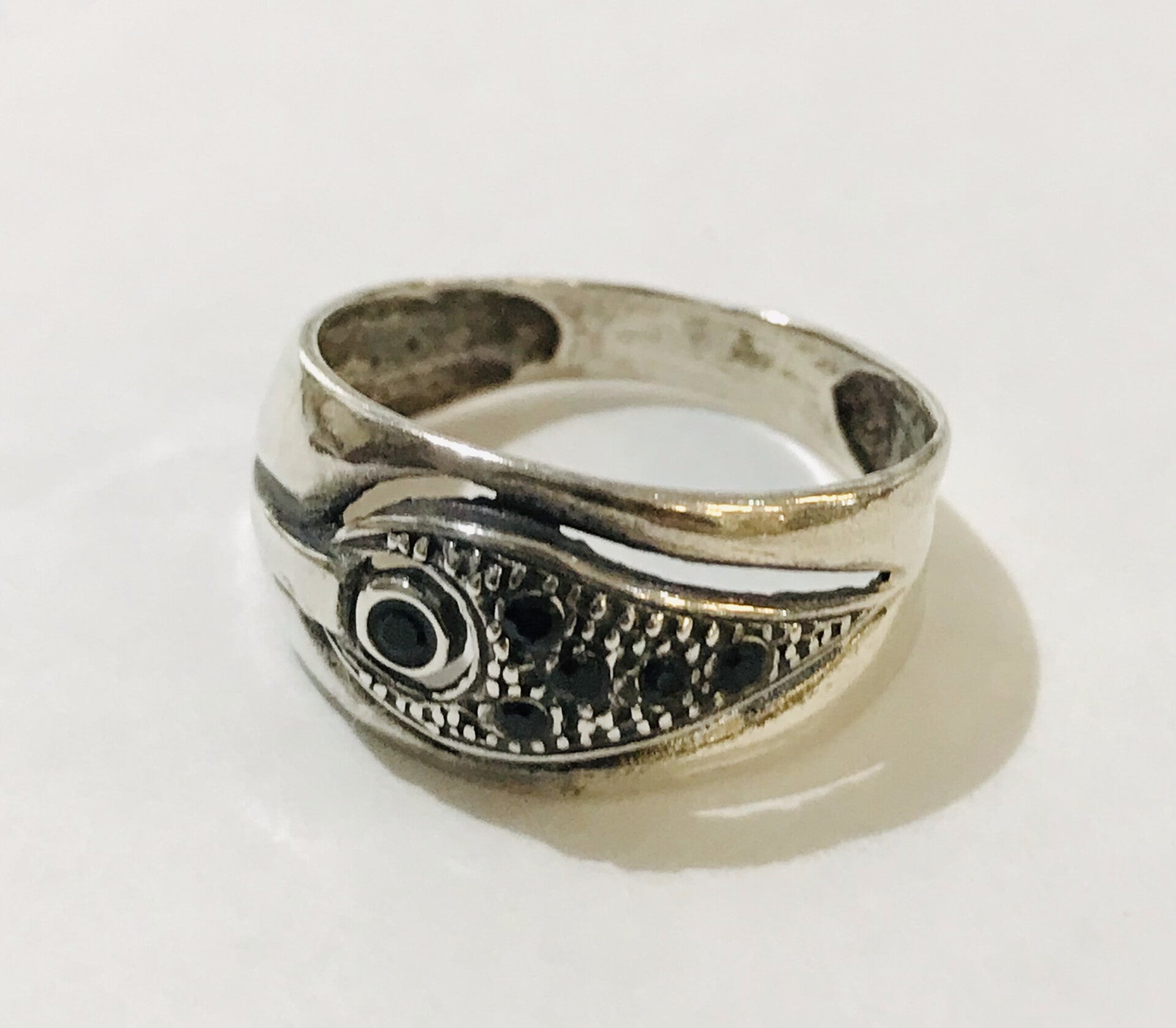 zilveren ring met zwarte zirconia steentjes