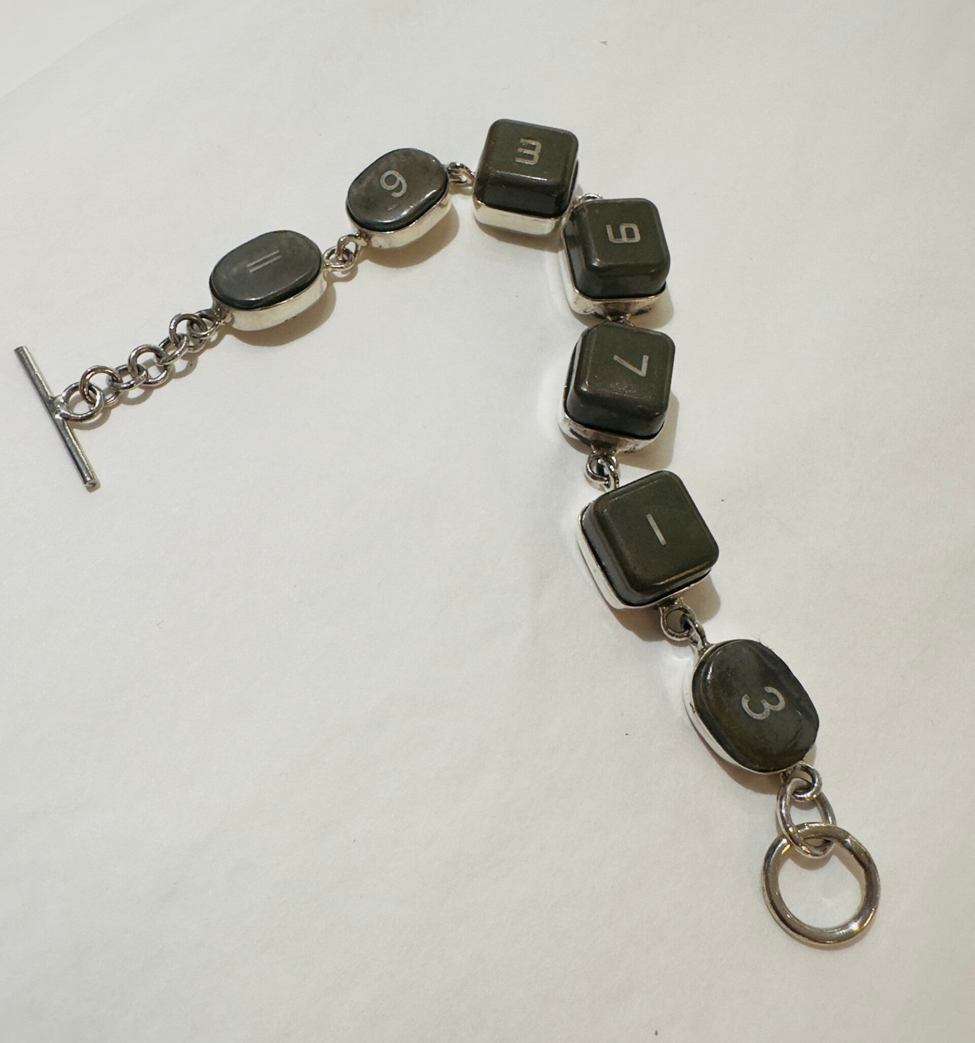 upcycled  vintage zilveren armband met toetsen