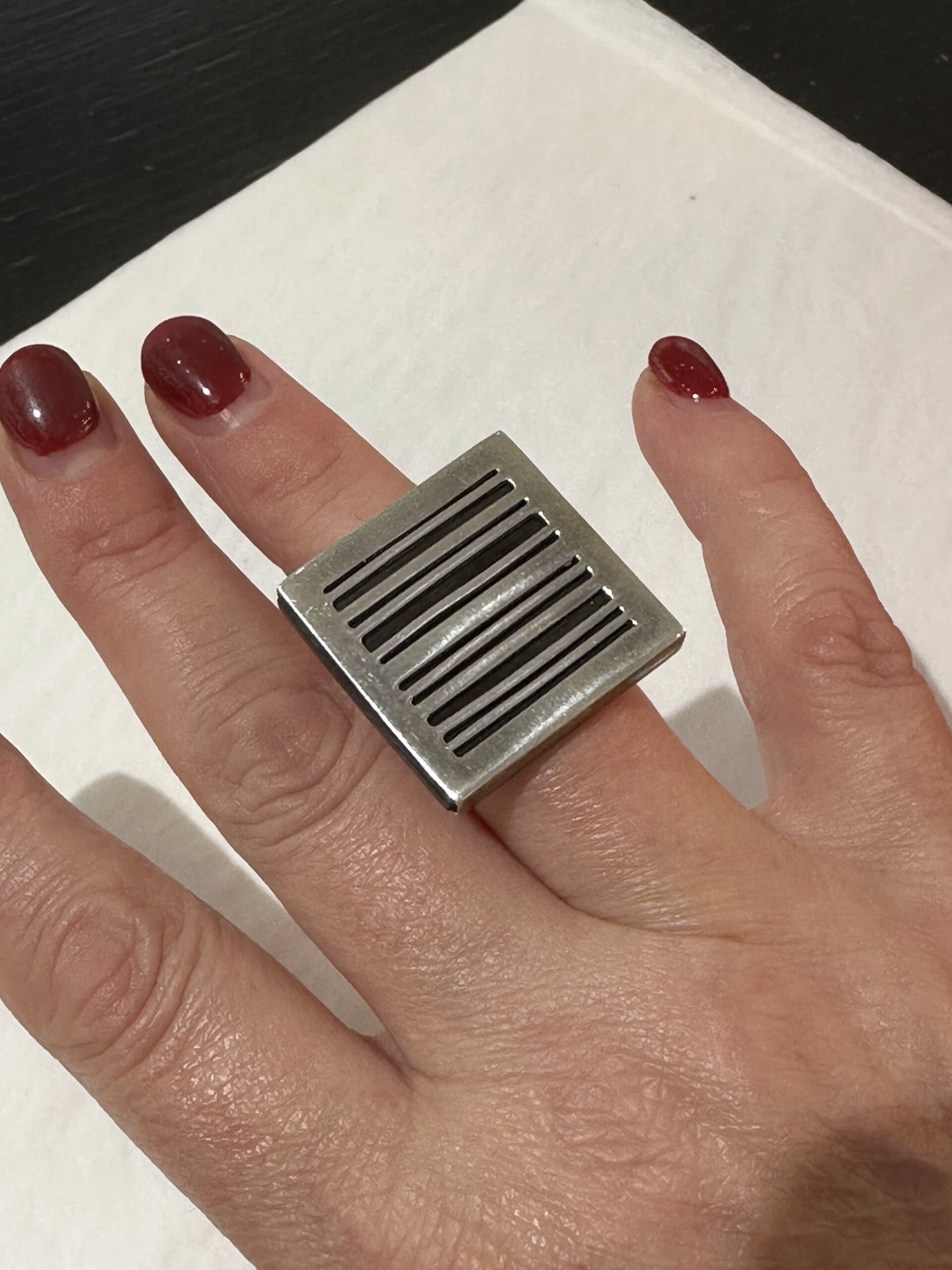 Statement ring met grafische lijnen