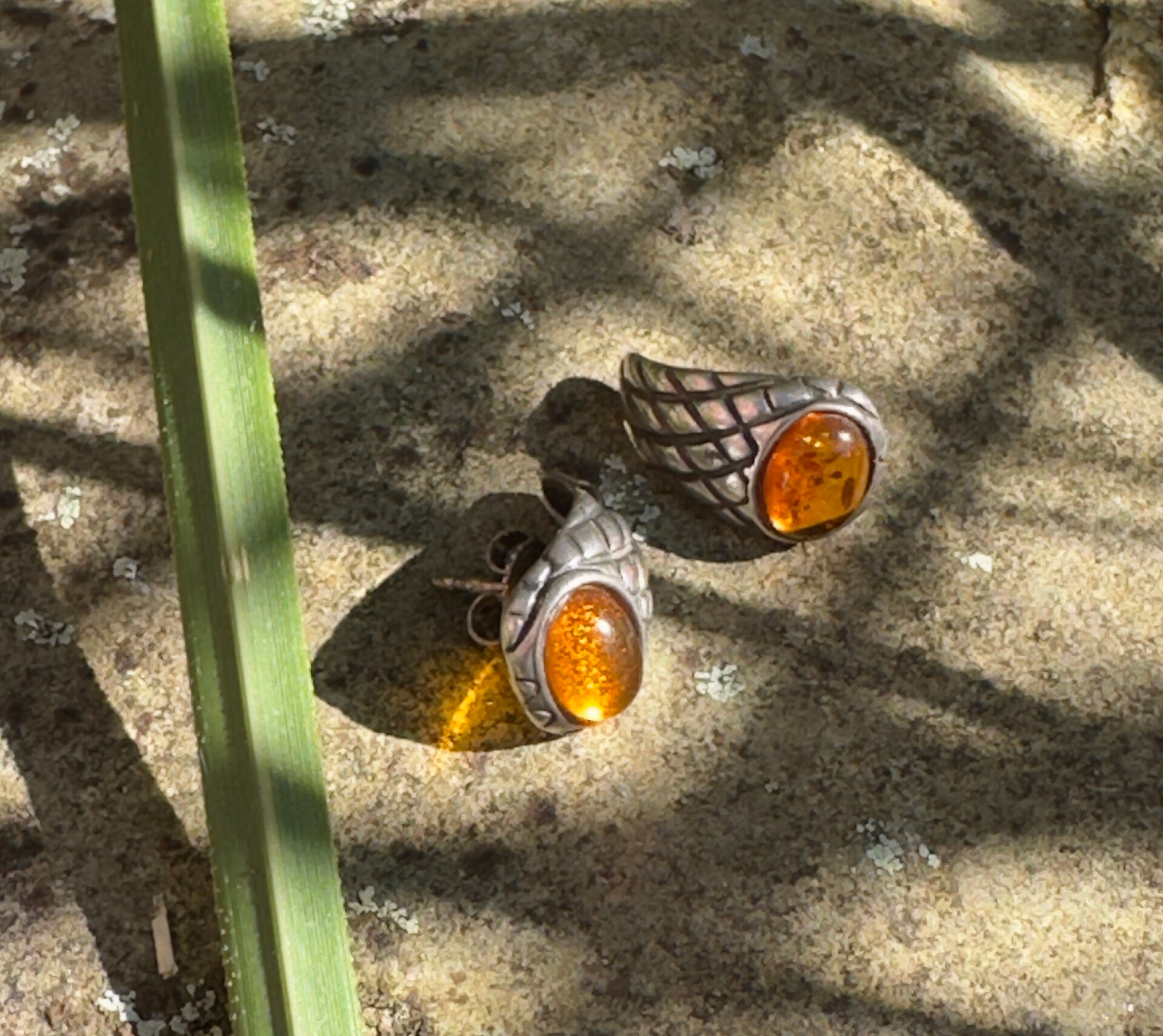 zilveren oorbellen met amber " snake eye"
