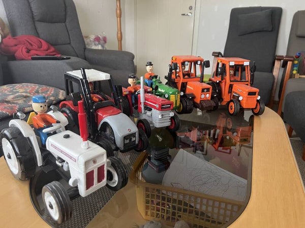 Pienoismalleja puusta,