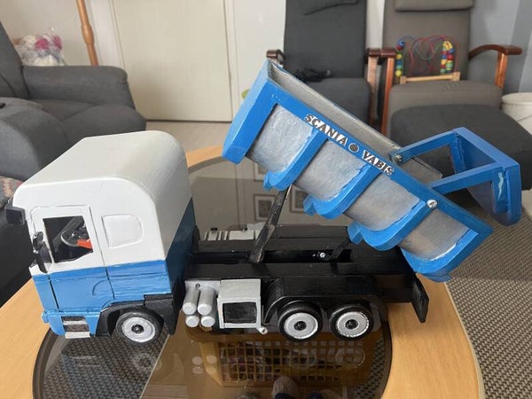 Pienoismalli 7,puinen kuorma-auto kipillä