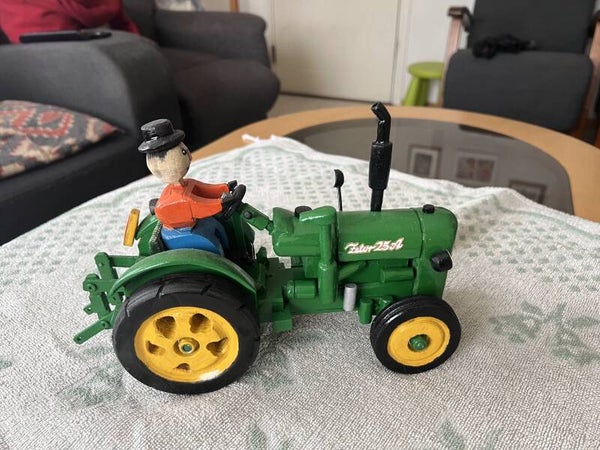 Pienoismalli ,puu 2 ,  traktori kuljettajalla